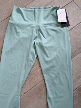 NWT Medium Nike Zenvy Leggings